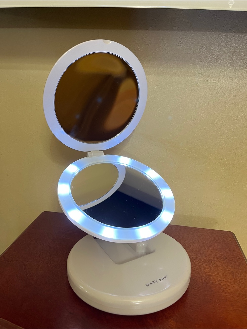 Mary Kay lighted LED double folding makeup vanity mirror with magnification